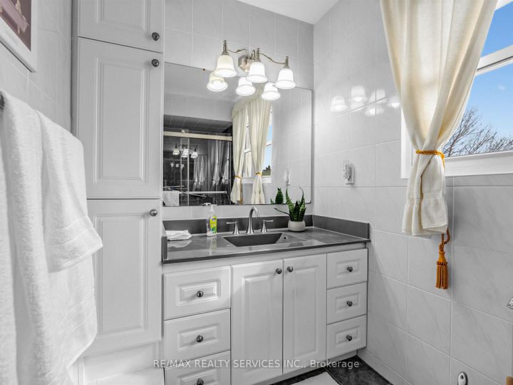 Photo 24 at 32 Helios Place, Heart Lake West, Brampton