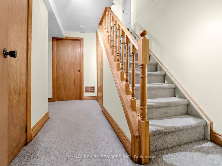 Photo 25 at 32 Helios Place, Heart Lake West, Brampton