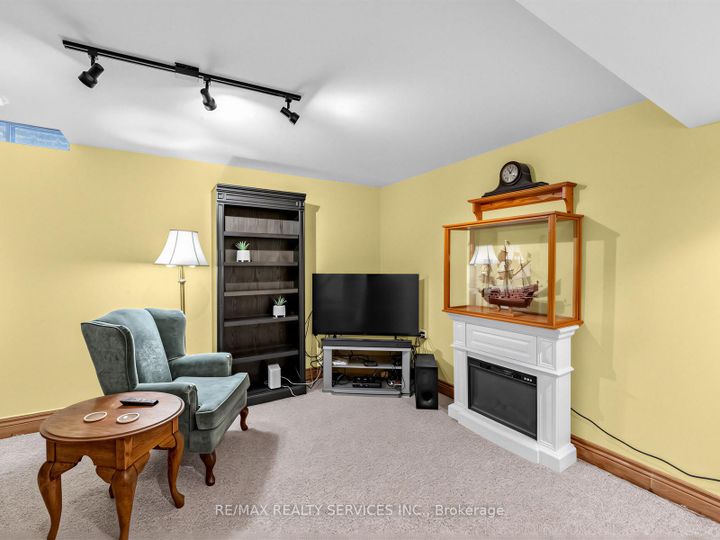 Photo 26 at 32 Helios Place, Heart Lake West, Brampton