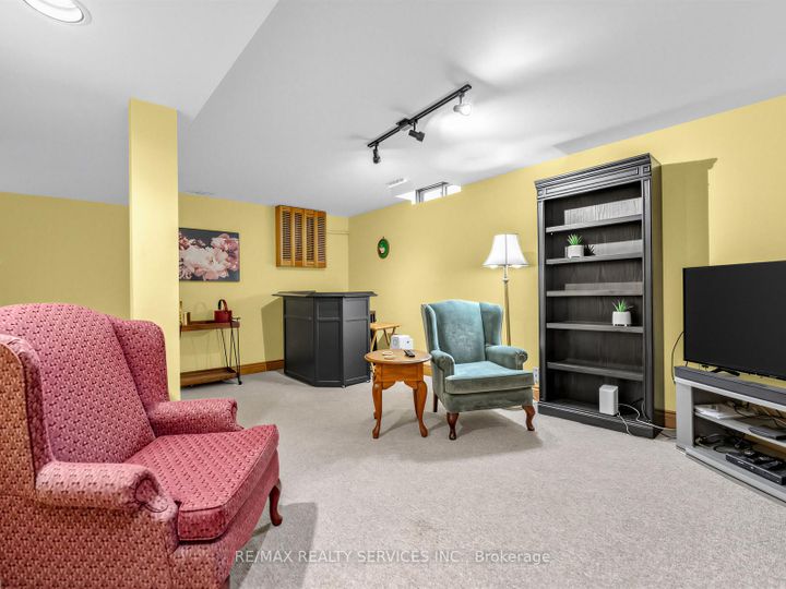 Photo 27 at 32 Helios Place, Heart Lake West, Brampton