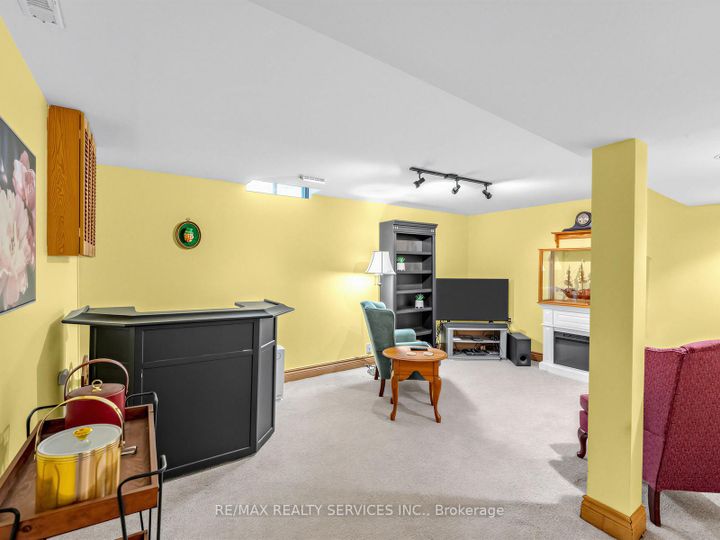 Photo 28 at 32 Helios Place, Heart Lake West, Brampton