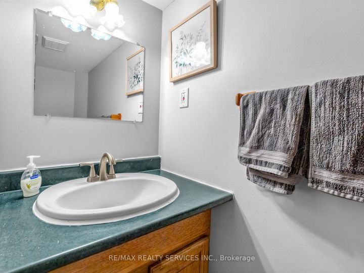 Photo 29 at 32 Helios Place, Heart Lake West, Brampton