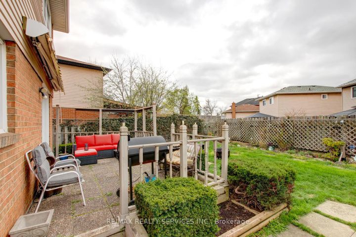 Photo 36 at 32 Helios Place, Heart Lake West, Brampton