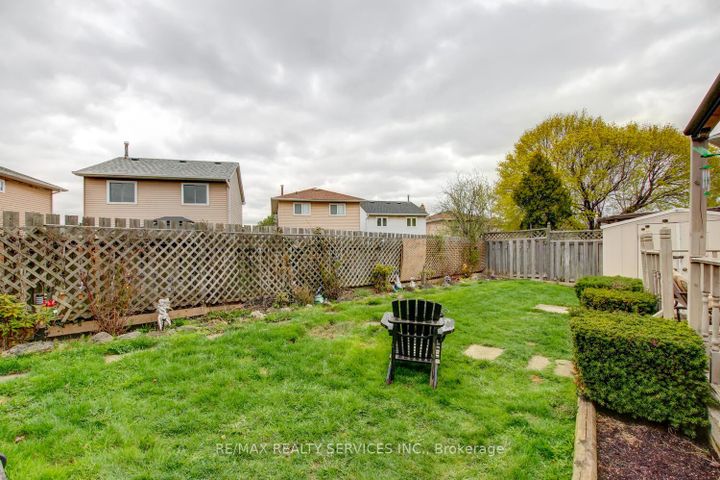 Photo 37 at 32 Helios Place, Heart Lake West, Brampton