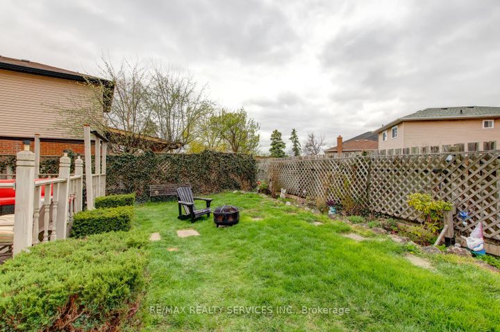 Photo 39 at 32 Helios Place, Heart Lake West, Brampton