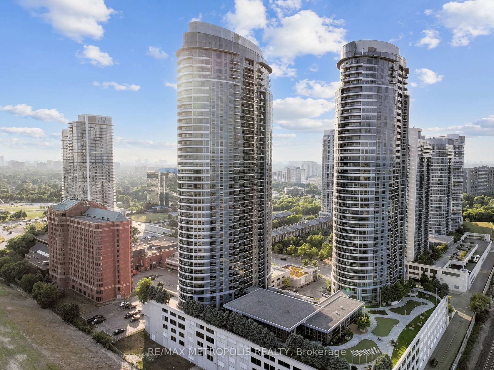 816 - 135 Village Green Square, Malvern West, Toronto photo number 2