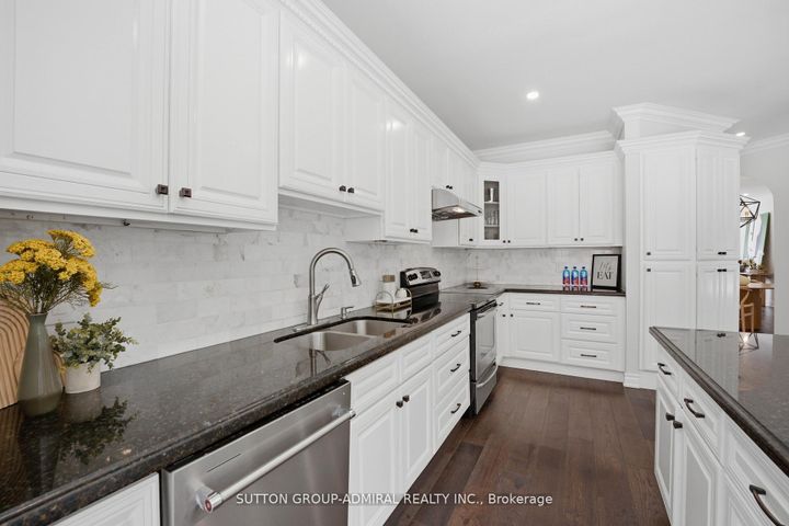 Photo 10 at 76 Cezanne Trail, Patterson, Vaughan
