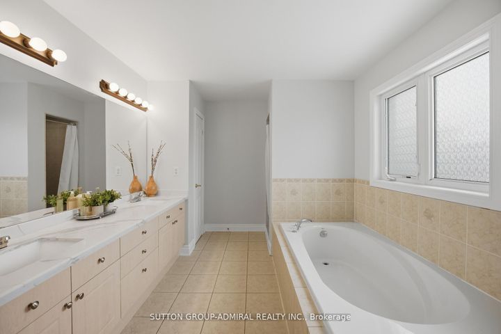 Photo 26 at 76 Cezanne Trail, Patterson, Vaughan