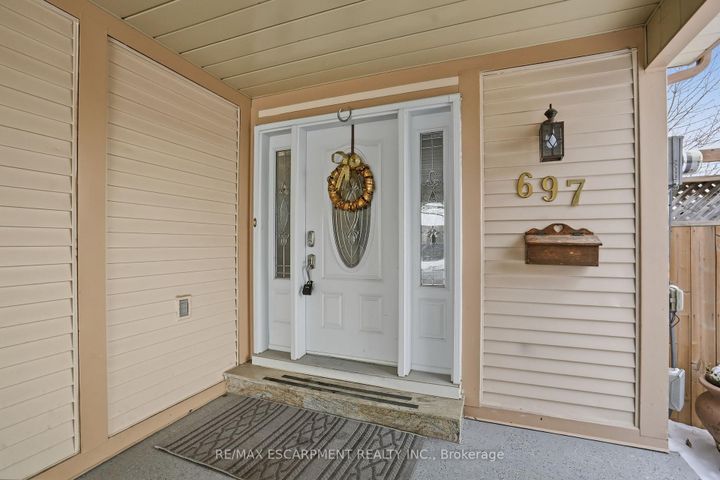 Photo 2 at 697 LOMOND Crescent, Shoreacres, Burlington