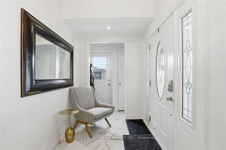 Photo 3 at 697 LOMOND Crescent, Shoreacres, Burlington