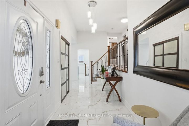 Photo 4 at 697 LOMOND Crescent, Shoreacres, Burlington