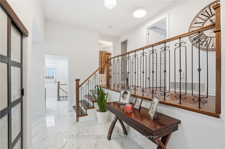 Photo 5 at 697 LOMOND Crescent, Shoreacres, Burlington