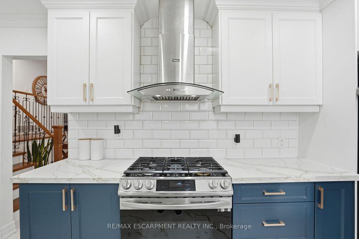 Photo 14 at 697 LOMOND Crescent, Shoreacres, Burlington