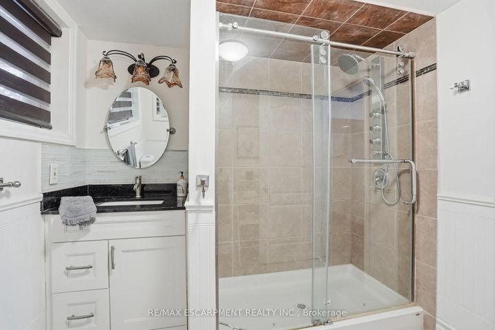 Photo 30 at 697 LOMOND Crescent, Shoreacres, Burlington