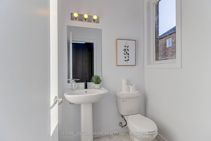 Photo 9 at 31 Bancroft Lane, Jefferson, Richmond Hill