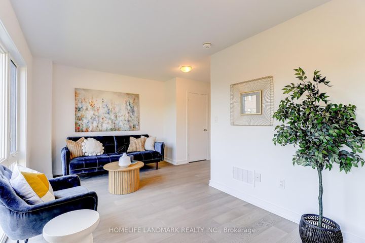 Photo 11 at 31 Bancroft Lane, Jefferson, Richmond Hill