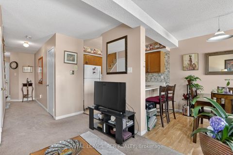 Photo 6 at 10 - 369 Riddell Court, College Manor, Newmarket