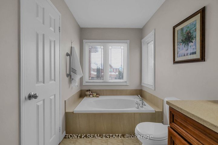 Photo 10 at 10 Hepburn Crescent, Georgetown, Halton Hills