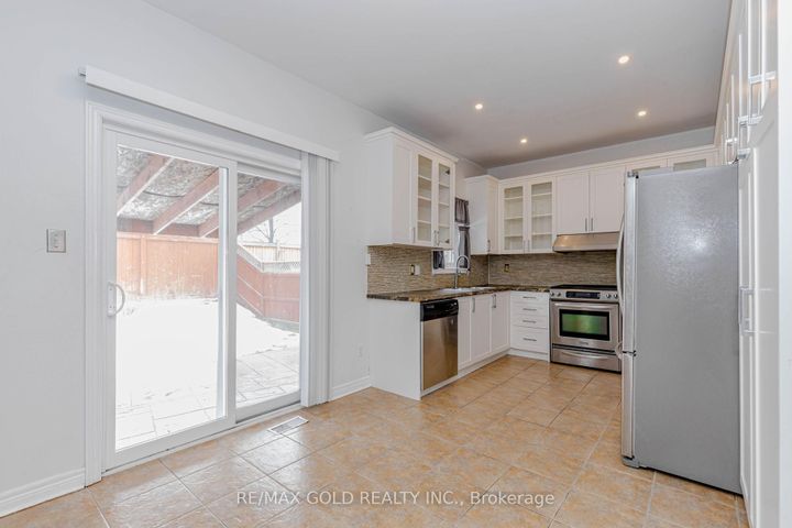 Photo 11 at 64 Mossgrove Crescent, Northwest Sandalwood Parkway, Brampton