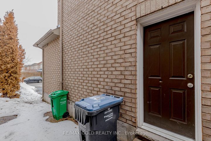 Photo 35 at 64 Mossgrove Crescent, Northwest Sandalwood Parkway, Brampton