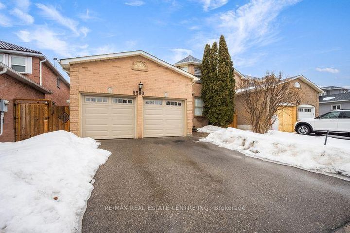 Photo 1 at 5580 Millbrook Lane, East Credit, Mississauga