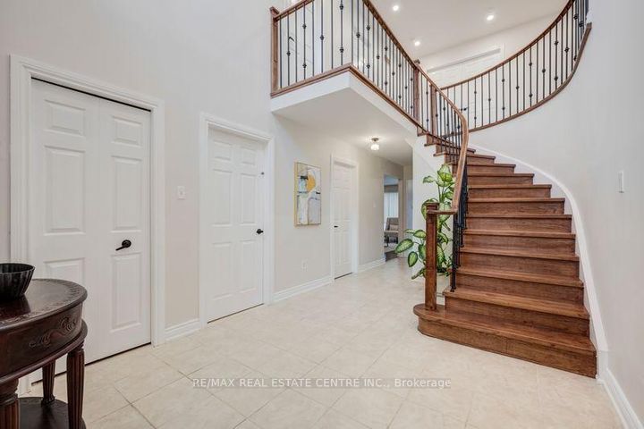 Photo 2 at 5580 Millbrook Lane, East Credit, Mississauga