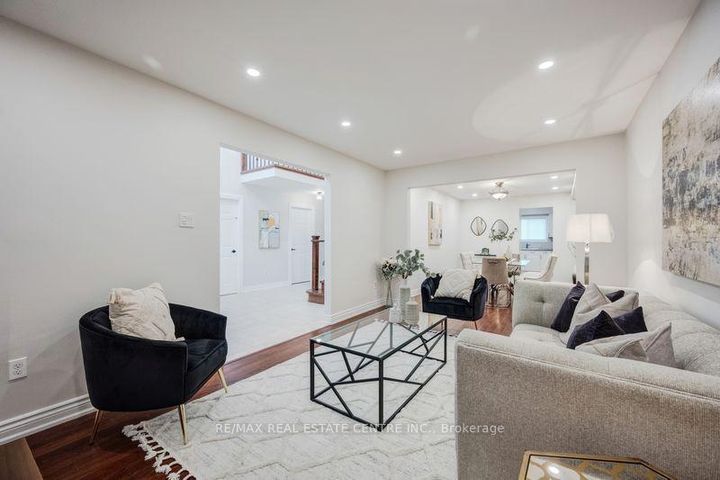 Photo 4 at 5580 Millbrook Lane, East Credit, Mississauga