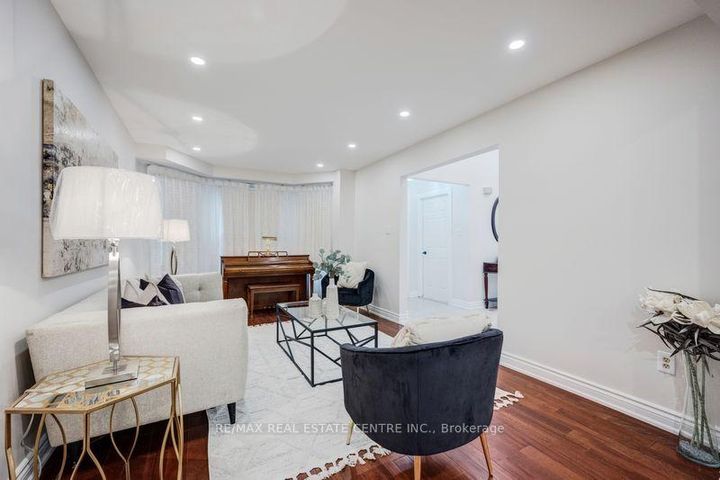 Photo 5 at 5580 Millbrook Lane, East Credit, Mississauga