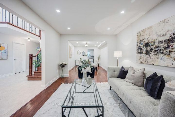 Photo 6 at 5580 Millbrook Lane, East Credit, Mississauga