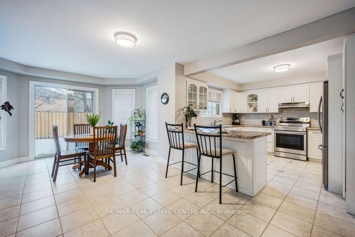 Photo 9 at 5580 Millbrook Lane, East Credit, Mississauga