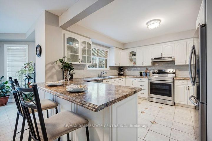 Photo 10 at 5580 Millbrook Lane, East Credit, Mississauga