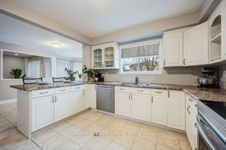 Photo 11 at 5580 Millbrook Lane, East Credit, Mississauga