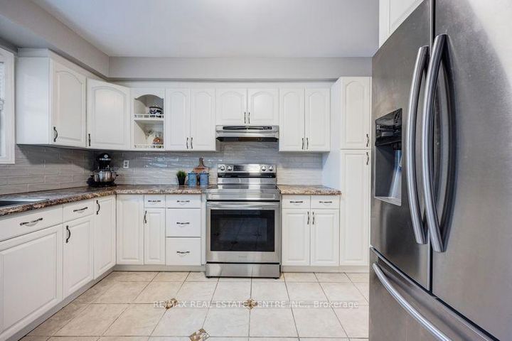 Photo 12 at 5580 Millbrook Lane, East Credit, Mississauga