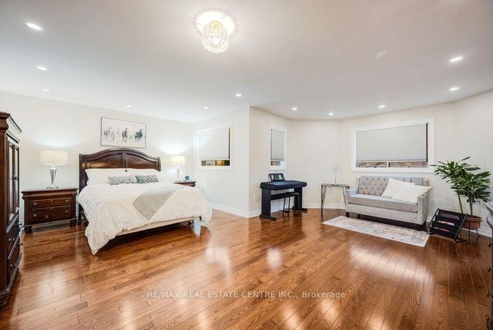 Photo 22 at 5580 Millbrook Lane, East Credit, Mississauga