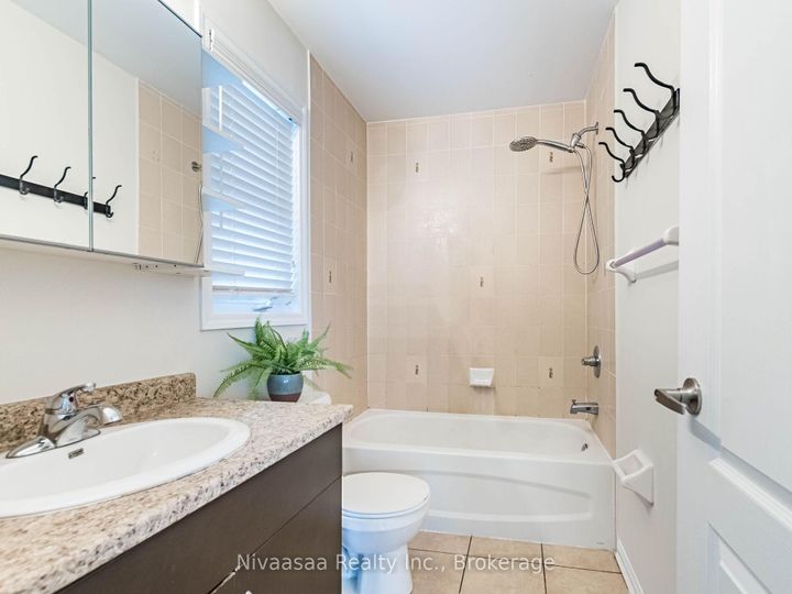 Photo 28 at 18 Betterton Crescent, Northwest Brampton, Brampton