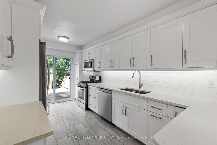 Photo 3 at 492 Britannia Avenue, Bradford, Bradford West Gwillimbury