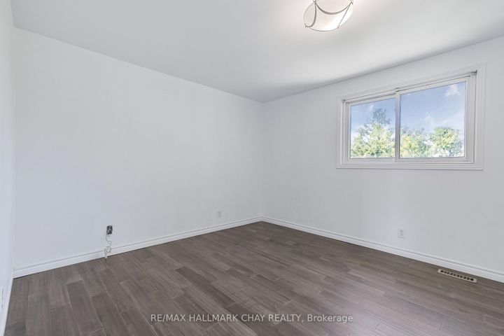 Photo 11 at 492 Britannia Avenue, Bradford, Bradford West Gwillimbury