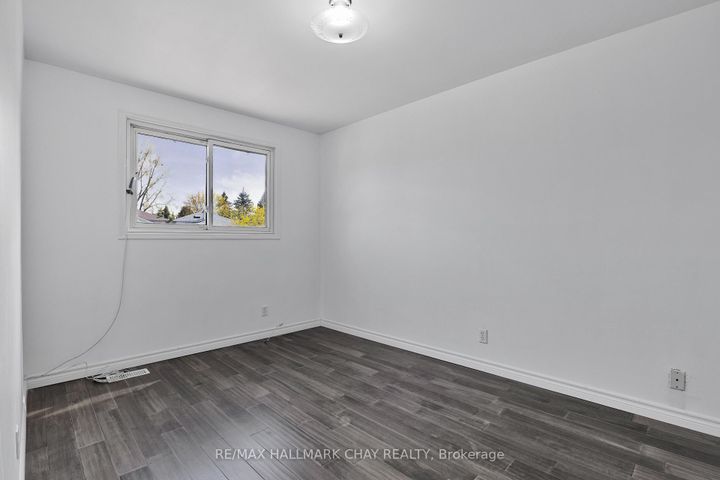 Photo 15 at 492 Britannia Avenue, Bradford, Bradford West Gwillimbury