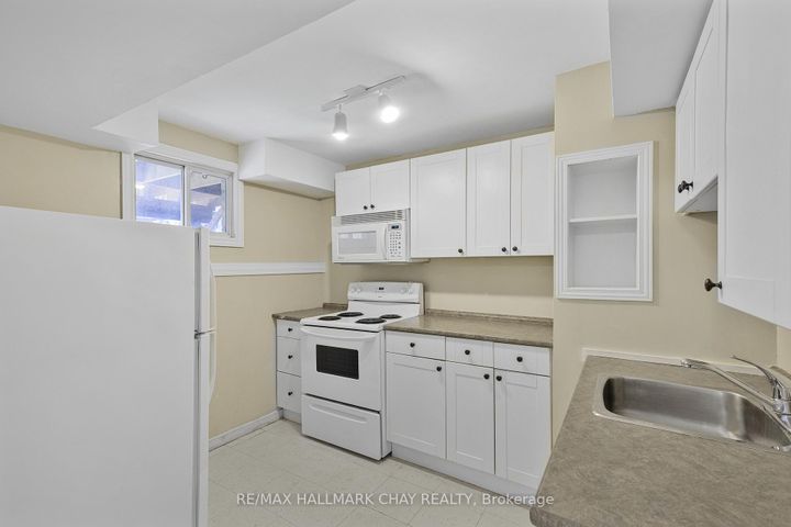 Photo 19 at 492 Britannia Avenue, Bradford, Bradford West Gwillimbury