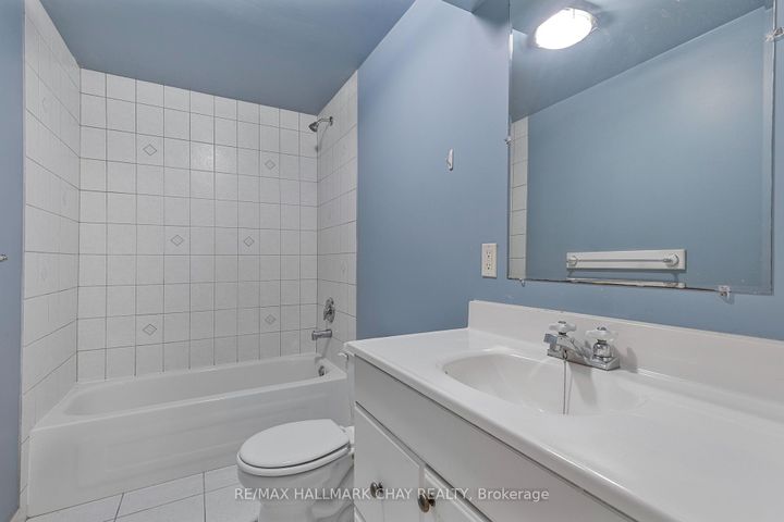 Photo 20 at 492 Britannia Avenue, Bradford, Bradford West Gwillimbury