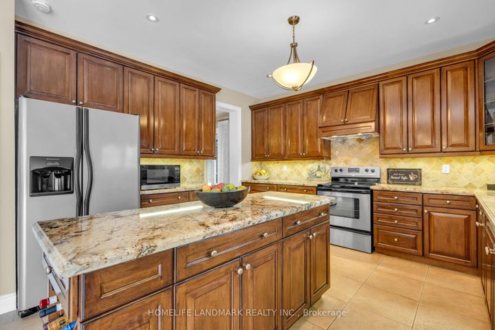 Photo 7 at 7 Via Campanile, Vellore Village, Vaughan