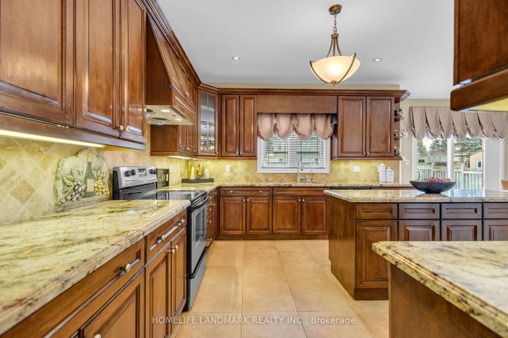 Photo 8 at 7 Via Campanile, Vellore Village, Vaughan