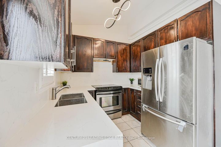 Photo 4 at 44 Deepcoral Court, Madoc, Brampton