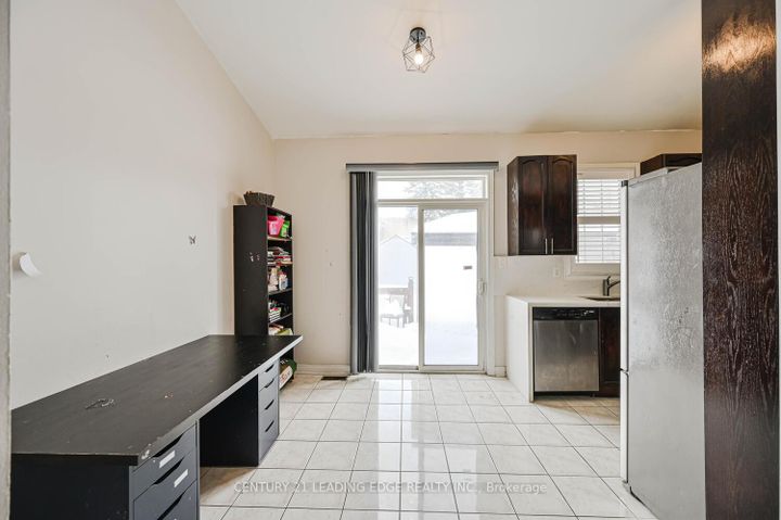 Photo 5 at 44 Deepcoral Court, Madoc, Brampton