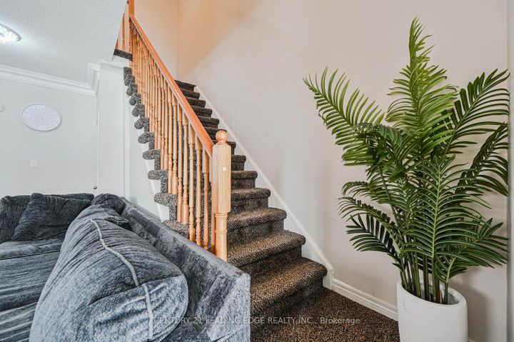 Photo 7 at 44 Deepcoral Court, Madoc, Brampton