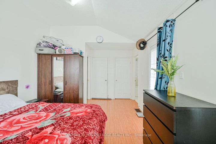 Photo 13 at 44 Deepcoral Court, Madoc, Brampton