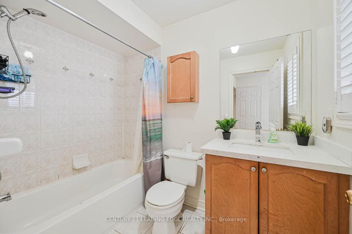 Photo 15 at 44 Deepcoral Court, Madoc, Brampton