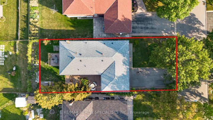 Photo 1 at 8 Malcolm Crescent, Central Park, Brampton