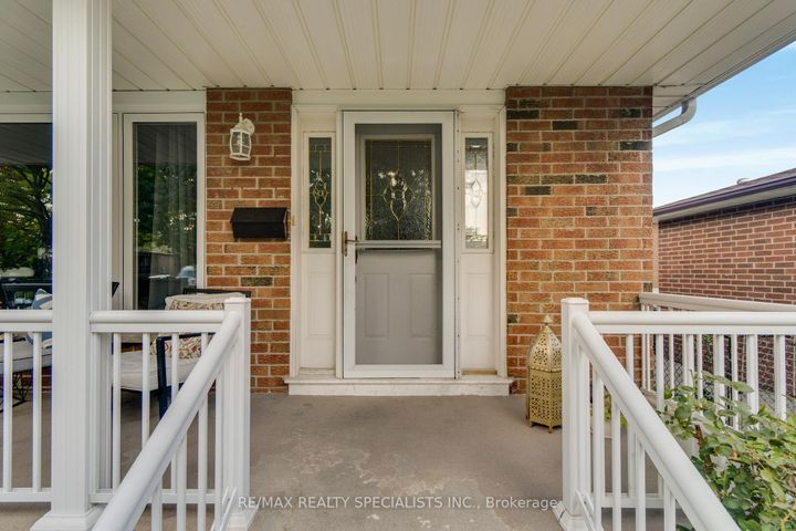 Photo 4 at 8 Malcolm Crescent, Central Park, Brampton