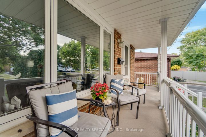 Photo 5 at 8 Malcolm Crescent, Central Park, Brampton